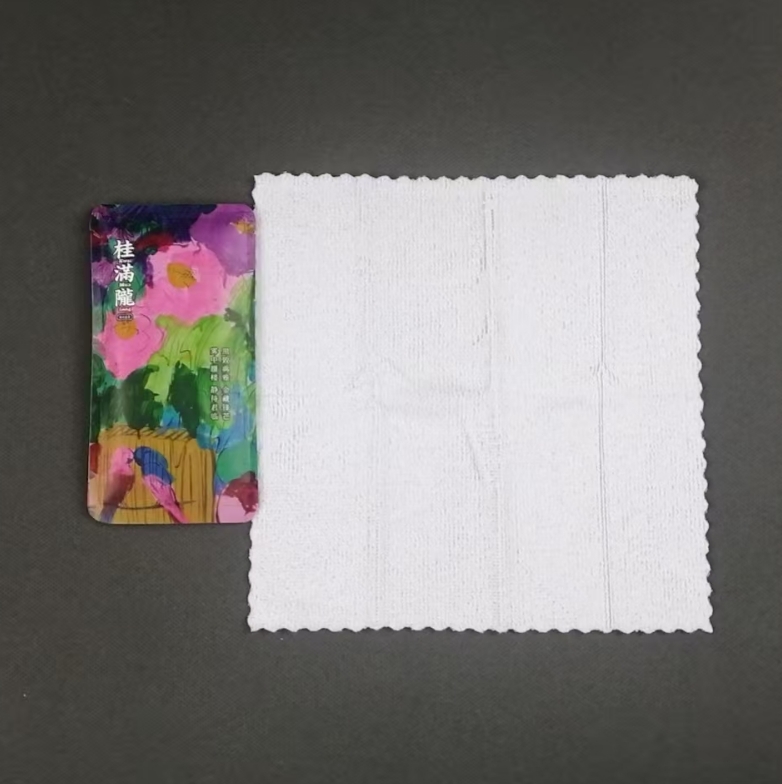 OEM Factory Customized Eco-Friendly 23x23cm Polyester Wet Towel Four-Sided Seal for Hotels Clubs Catering Chains Restaurants 图2
