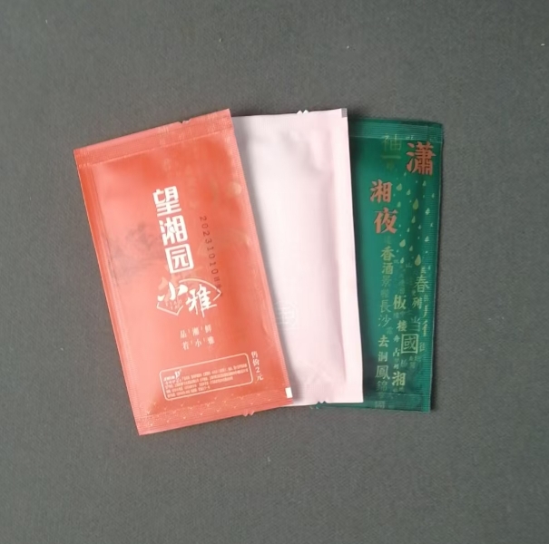 OEM Factory's High Quality Eco-Friendly Single Wet Wipes Custom Logo Four Sided-Sealed Larger Mechanism for Travel Catering 图4